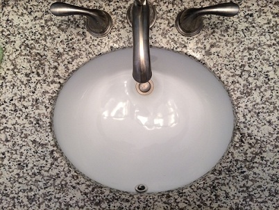 Sink with an overflow drain